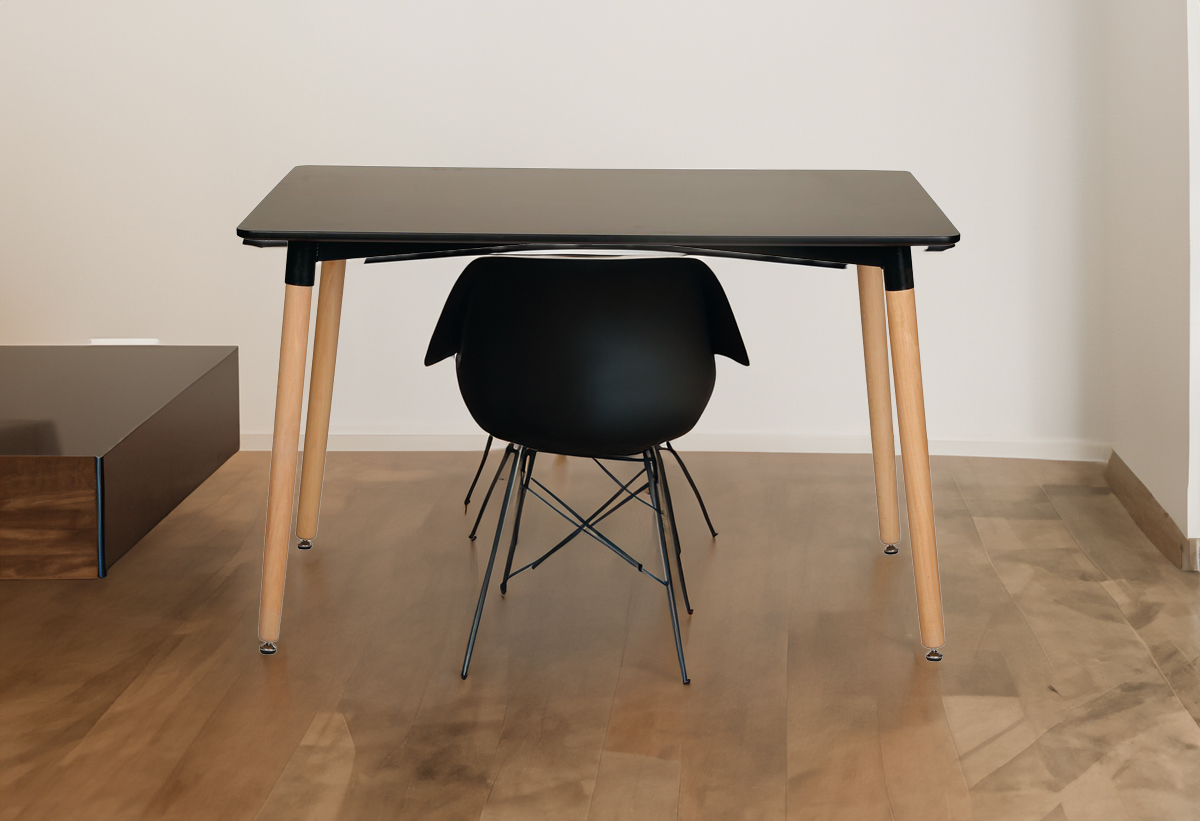 Απεικονίζεται το τραπέζι και μπροστά μία μαύρη καρέκλα
